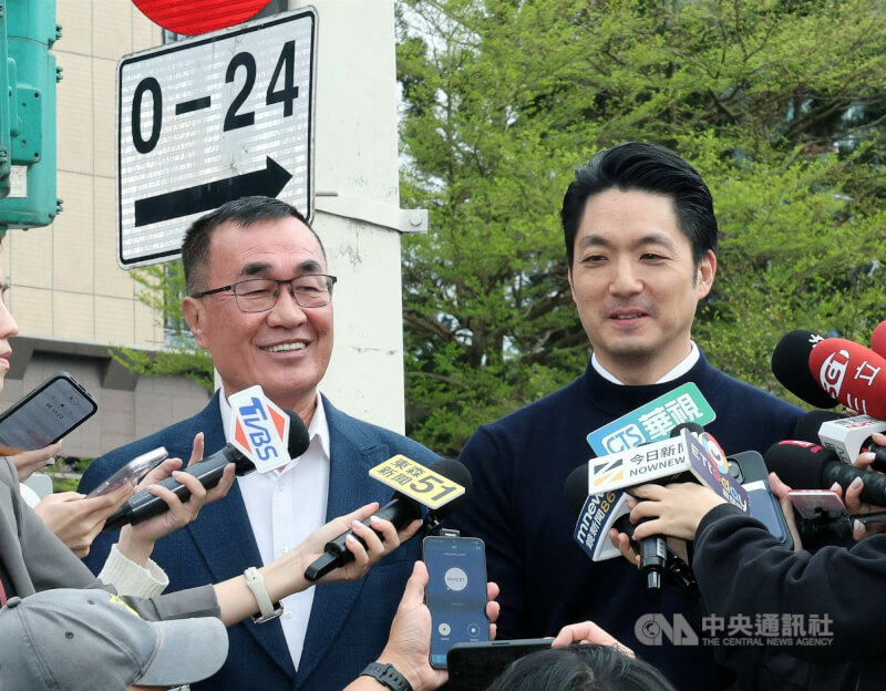 台北市長蔣萬安（右）21日下午出席捐血活動前受訪表示，一直以來都呼籲中央政府應務實打造安全、穩定、多元的能源組合，核電當然應該納入考量。左為國民黨新北市長參選人李四川。中央社記者郭日曉攝　115年3月21日