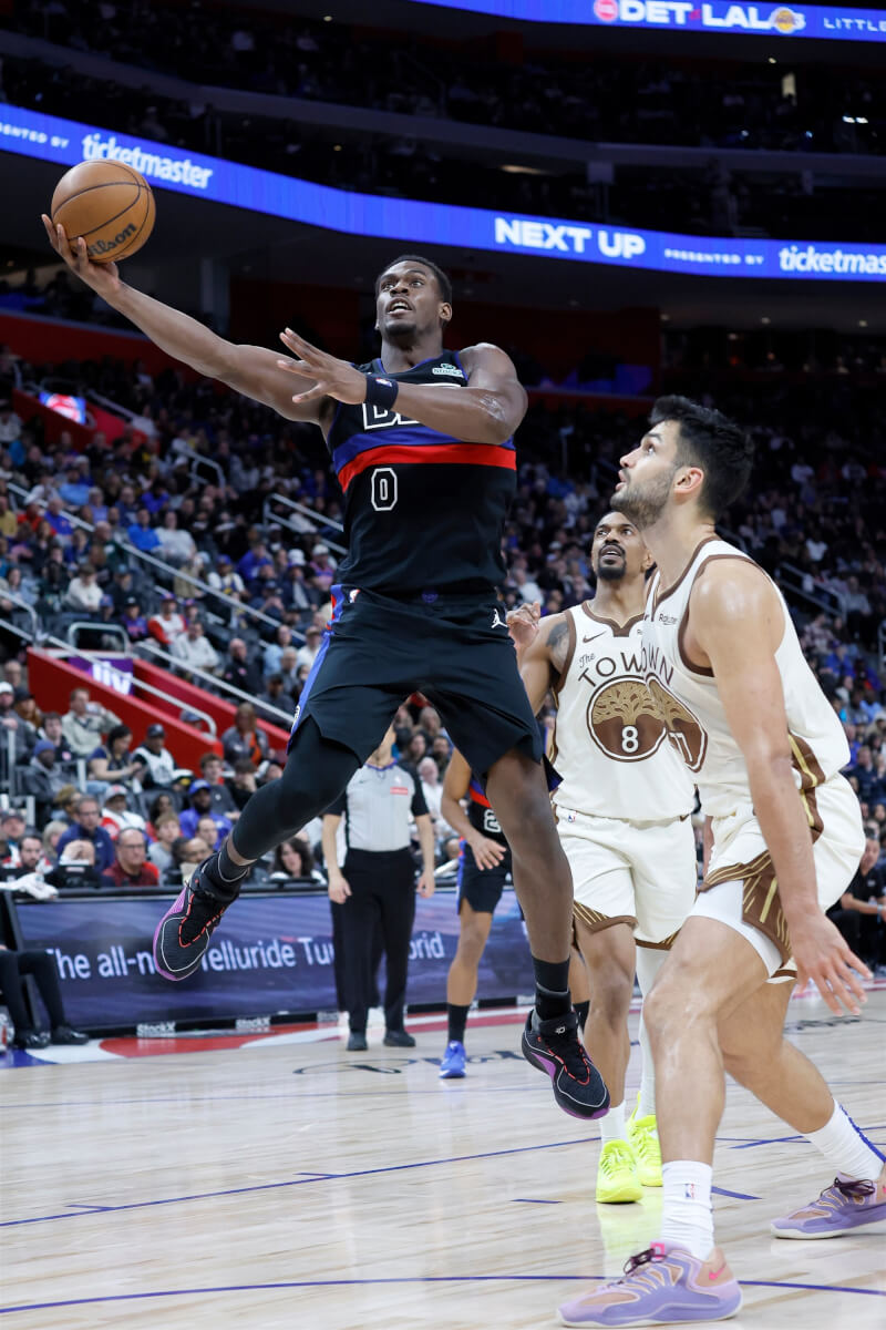 NBA例行賽底特律活塞隊杜倫（持球者）20日砍下23分，率領球隊以115比101擊敗金州勇士。（美聯社）