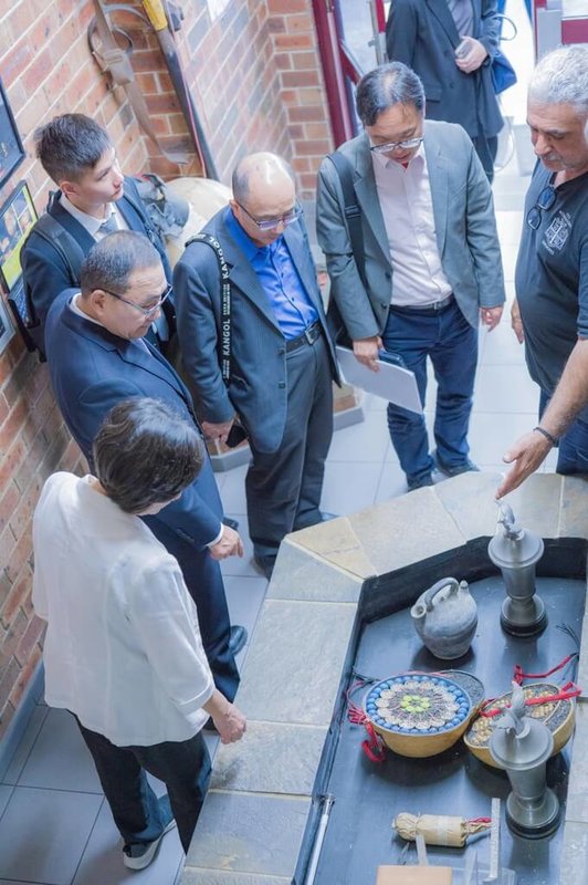 新北市政府21日表示，新北市長侯友宜（左排中）率團出訪澳洲，拜會煙火設計團隊Foti家族，將結合淡江大橋地標特色，提升新北在跨年煙火技術水準與國際能見度。（新北市政府新聞局提供）中央社記者黃旭昇傳真 115年3月21日