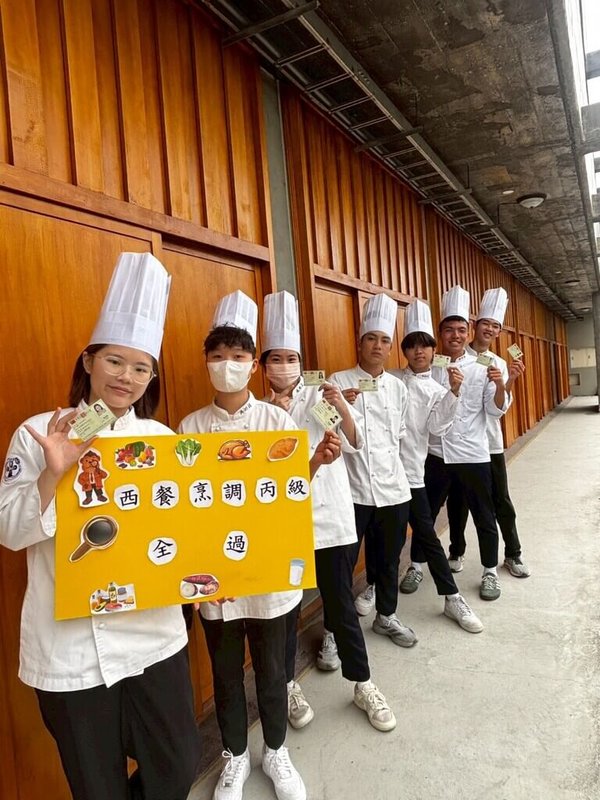 台東私立公東高工餐飲技術科學生，日前在高雄餐飲工會參加西餐烹調丙級技術士檢定，7名學生報名應試，全數通過，通過率達100%；學校表示，這是紮實專業訓練成果。（公東高工提供）中央社記者盧太城台東傳真　115年3月21日