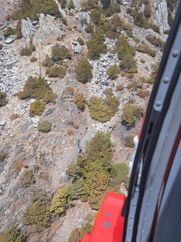 余姓山友摔落秀姑巒山碎石坡，同行友人向花蓮縣消防局通報求援，空勤總隊花蓮駐地勤務第一大隊第三隊21日接獲轉報後派遣黑鷹直升機，由特搜員攜帶吊環吊掛出艙，將余男固定後吊掛上機後送就醫。（空勤總隊提供）中央社記者張祈傳真　115年3月21日