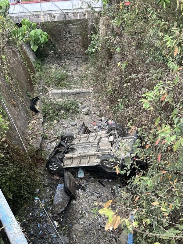 屏東縣三地門鄉20日發生一起汽車墜橋意外，警方初步調查供5人乘座的車上擠了8人，事故現場僅獨留一名逾期停留的受傷泰籍女性，後續送醫治療，目前警方正循線追查離開現場7人。（屏東消防局提供）中央社記者李卉婷傳真 115年3月21日