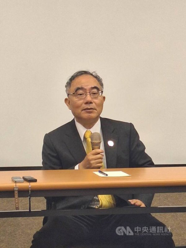 台大21日舉行校務會議，由校長陳文章報告激勵教師研究及攬才留才等方案，包括設立鴻鵠講座暨椰林學者，陳文章於會後說明相關內容。中央社記者許秩維攝　115年3月21日