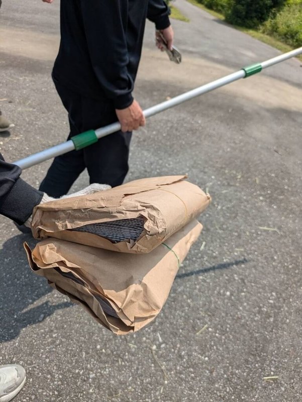 花蓮地方法院大門21日上午遭不明人士放置可疑包裹引虛驚，防爆小組獲報到場依專業程序將包裹移往空曠處，所幸經確認後發現內容物僅是報紙。（花蓮地檢署提供）中央社記者張祈傳真　115年3月21日