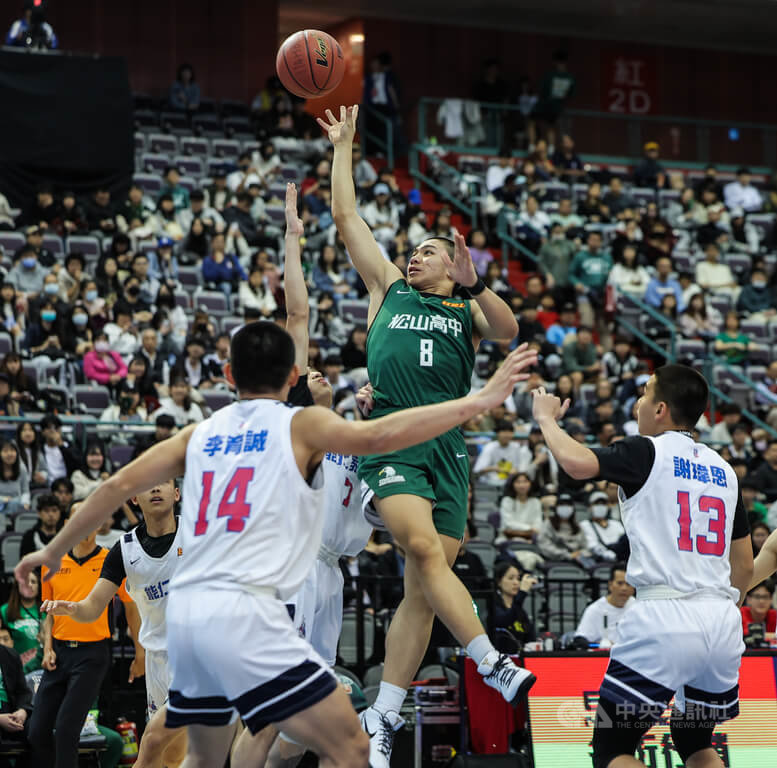 114學年度高中籃球聯賽（HBL）男子組4強戰21日晚間由能仁家商對上松山高中，松山劉廷寬（綠衣者）拿下10分、8籃板、6助攻的全方位表現，助隊以66比62擊敗能仁、晉級冠軍戰。中央社記者翁睿坤攝　115年3月21日