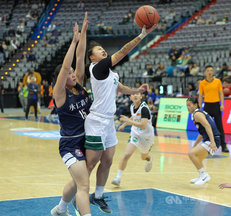 114學年度高中籃球聯賽（HBL）女子甲級準決賽21日在台北小巨蛋開打，北一女張薰文（持球者）全場砍下20分8籃板，幫助球隊拿下勝利，終場以98比76擊敗永仁高中晉級冠軍戰。中央社記者翁睿坤攝 115年3月21日