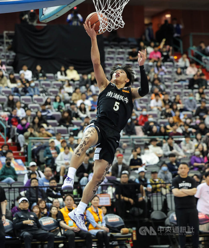 114學年度高中籃球聯賽（HBL）男子甲級準決賽21日在台北小巨蛋開打，南湖幸宇勝砍下全場最高34分並抓下20籃板還外帶5抄截，帶領球隊晉級冠軍戰，終場南湖以79比71擊敗東泰高中。中央社記者翁睿坤攝 115年3月21日