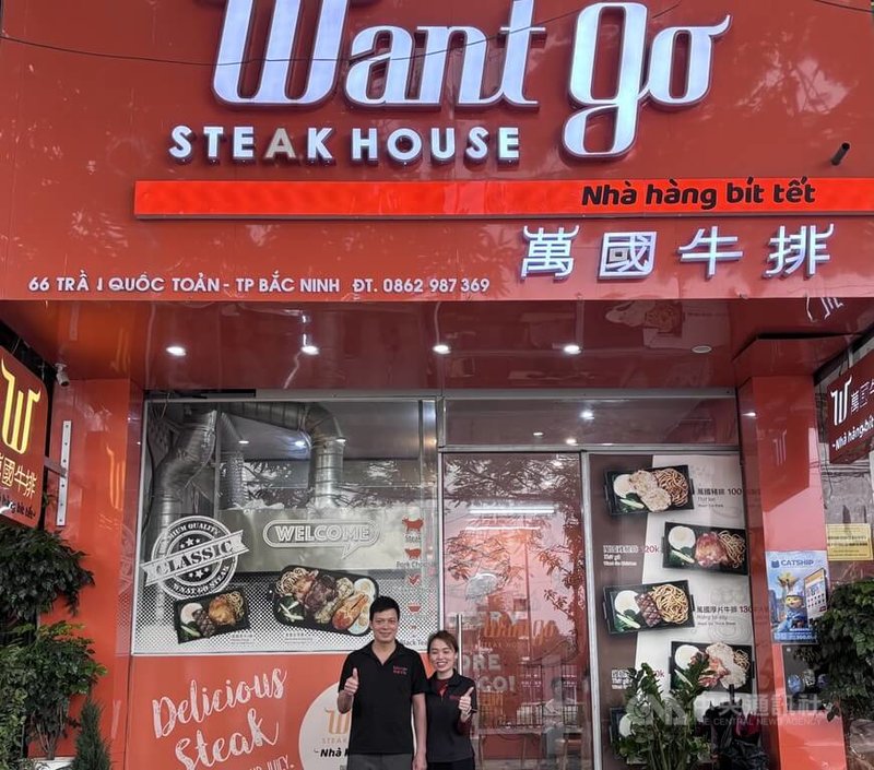 阮文心與妻子阮氏柔都曾在台灣工作,如今兩人一起在北寧為台灣牛排店打拚。二店也在河南開幕,受越南人喜愛。中央社記者曾婷瑄北寧攝 115年3月21日