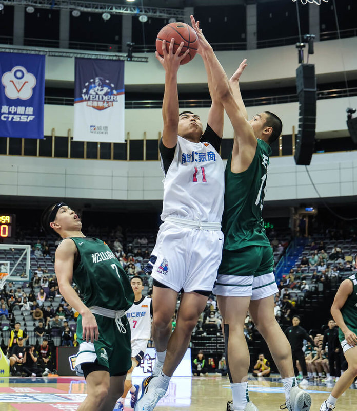 114學年度高中籃球聯賽（HBL）男子組21日在台北小巨蛋進行4強賽程，晚間由能仁家商對上松山高中，能仁莊肇紘（持球者）拿下全場最高的22分外帶12籃板，可惜仍無緣幫助球隊搶勝。中央社記者翁睿坤攝　115年3月21日