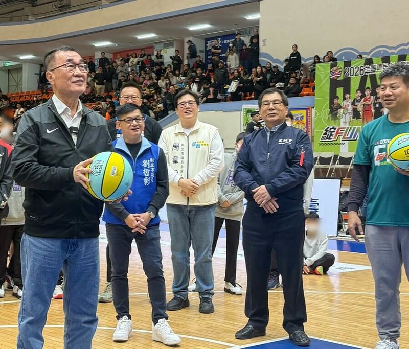 國民黨新北市長參選人李四川（前左）21日在板橋體育館應邀參加國小籃球錦標賽投籃比賽，盼推廣籃球運動，培育新秀成為明日之星。（李四川辦公室提供）中央社記者黃旭昇傳真  115年3月21日