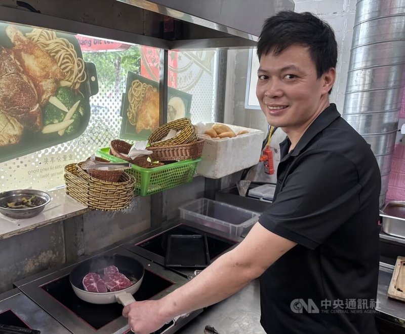 來自越南的阮文心過去曾來台工作,與台灣的緣分不因工作結束而劃下句點,反透過食物搭建台越橋梁。他告訴記者,沒有台灣就沒有今天的他,他在台灣學習、成長許多。中央社記者曾婷瑄北寧攝 115年3月21日