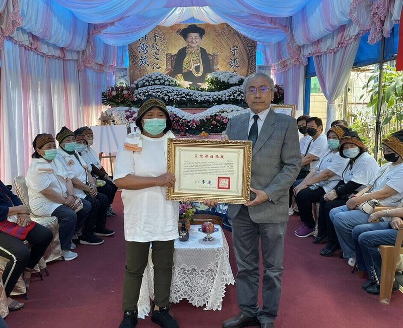 屏東縣排灣族傳統手紋文化保存者李碧玉（Tjuku Tjuvarevare）日前辭世，文化部文化資產局長陳濟民（中右）21日出席告別式，代表頒贈文化部旌揚狀，由李碧玉的女兒李金瓶 （中左）代表受贈。（文化部文資局提供）中央社記者邱祖胤傳真　115年3月21日