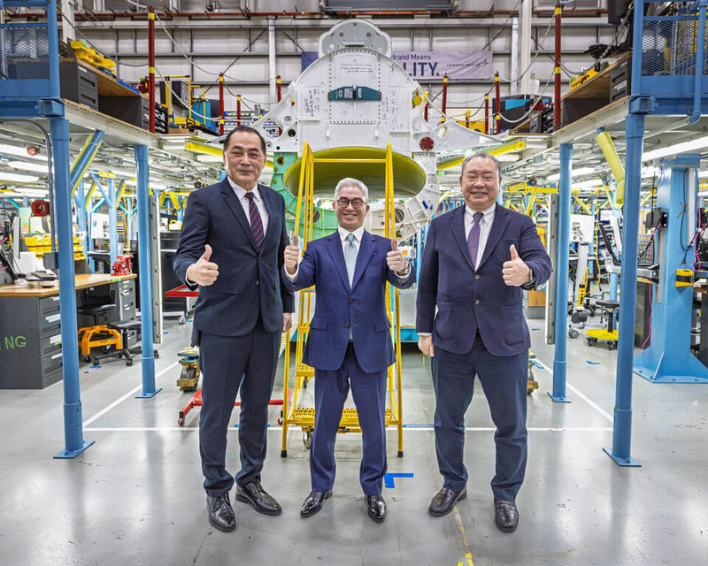 國防部副部長徐斯儉(中)16日與駐美代表俞大㵢(右)、空軍副參謀長田忠儀(左)一同赴生產線視察台灣訂購的F-16戰機生產狀況。(國防部提供)中央社記者吳書緯傳真 115年3月21日