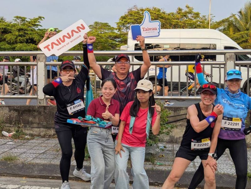 越南峴港國際馬拉松賽登場,許多台灣跑者搭配國旗護腕上場,對於台灣駐外館處及台商特地設攤宣傳感到十分親切。(駐胡志明市辦事處提供)中央社 115年3月22日