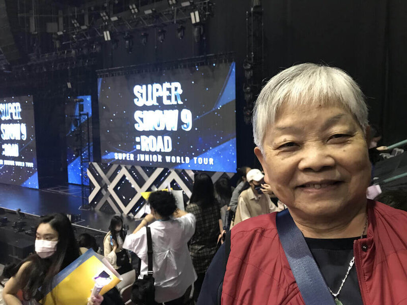 84歲的陳奶奶(圖)親眼見證Super Junior從台北小巨蛋唱進5萬人的大巨蛋,只要還有體力,走得動,女兒又有搶到座位票,她會一直來看演唱會。(讀者提供)中央社記者陳婕翎傳真 115年3月22日