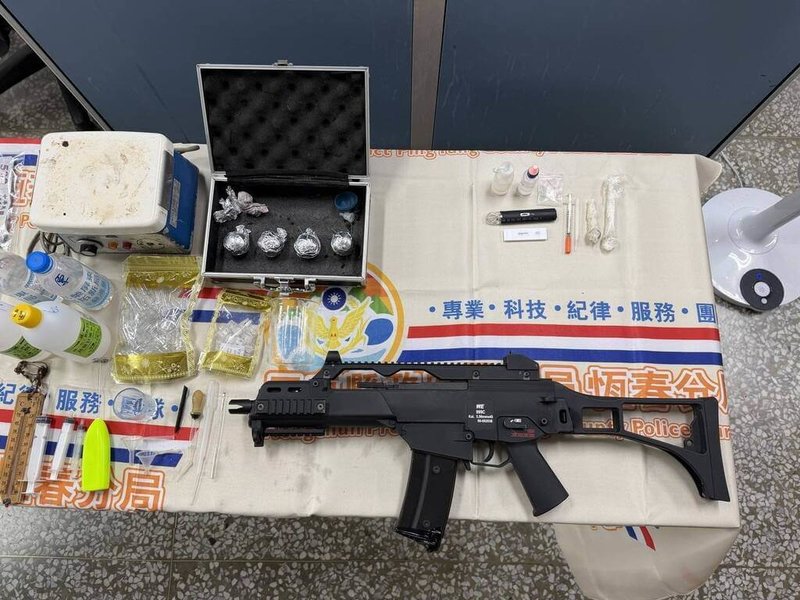 警方在恆春查獲毒品分裝場，起出第二級毒品逾500公克、毒品分裝工具1批，以及土製爆裂物5枚、空氣長槍1支等證物。（恆春警分局提供）中央社記者黃郁菁傳真 115年3月22日