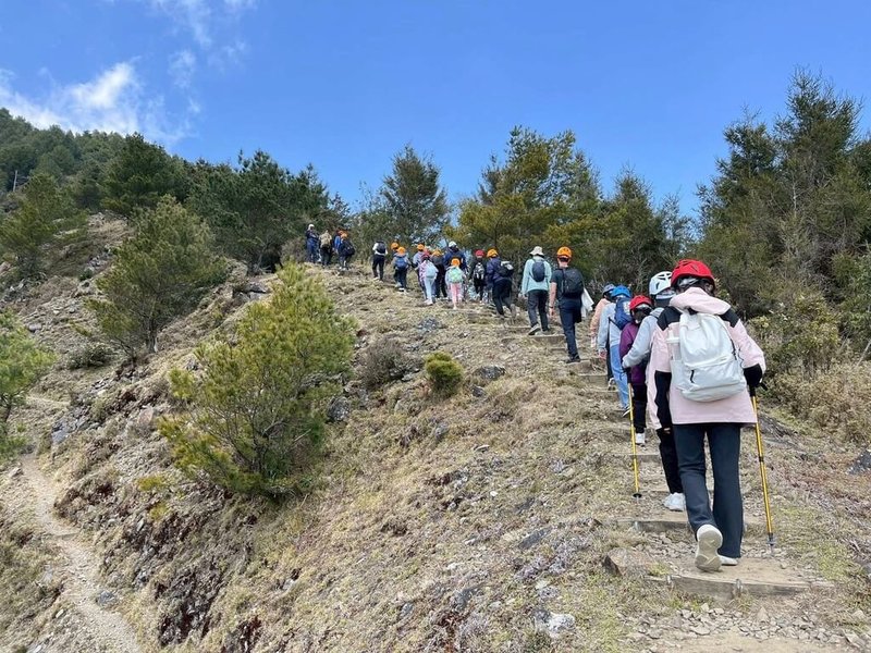 高雄市美濃區廣興國小、東門國小及杉林區月美國小聯合推動山野與雙語教育，18日至20日畢業生完成登高山活動。（校方提供）中央社記者林巧璉傳真 115年3月22日