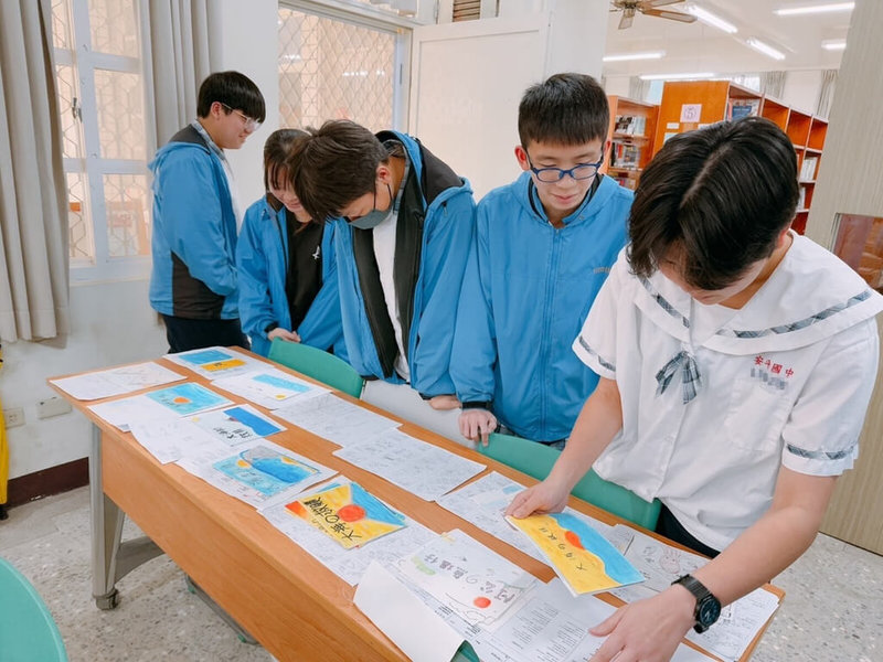 台南市安平國中建構台灣台語學習情境，深化在地文化認同，創作「台語海洋詩歌」，搭配繪畫來表達對海洋的喜怒與哀愁，打造沉浸式學習。（教育部提供） 中央社記者陳婕翎傳真　115年3月22日