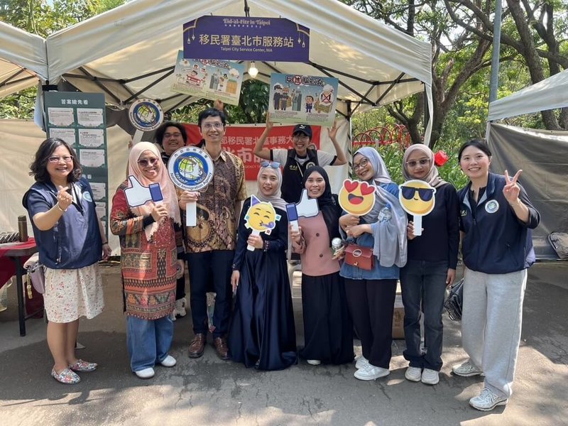 台北市開齋節活動22日在大安森林公園登場，移民署台北市服務站與現場參與有獎徵答的穆斯林朋友一同合照，歡慶開齋節。（移民署提供）中央社記者黃麗芸傳真　115年3月22日