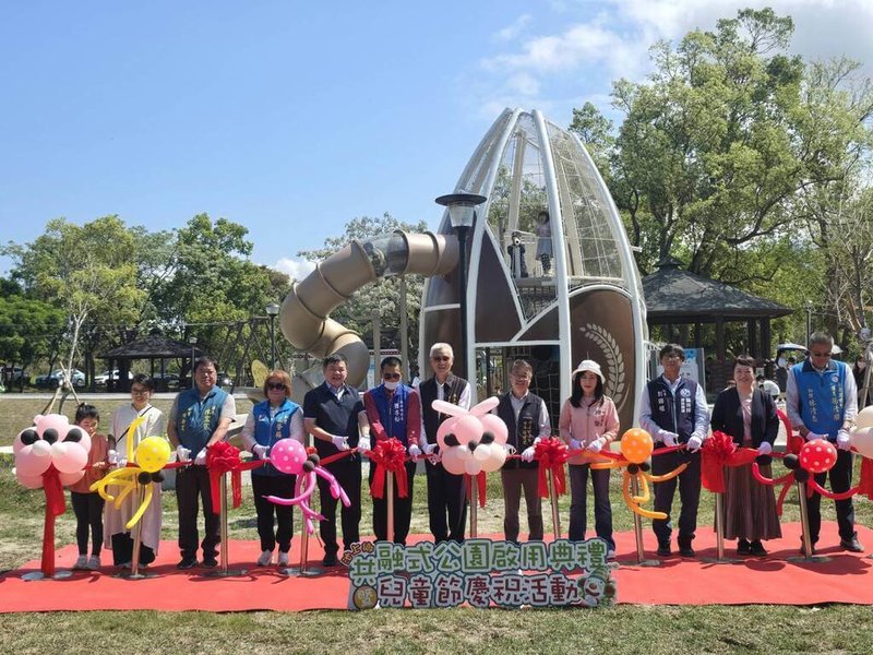 台東縣池上鄉共融式公園啟用典禮22日舉行，鄉長林建宏（右5）、民進黨立委陳瑩（右4）、莊瑞雄（左5）以及鄉民代表、各村長等完成剪綵儀式。（池上鄉公所提供）中央社記者李先鳳傳真　115年3月22日