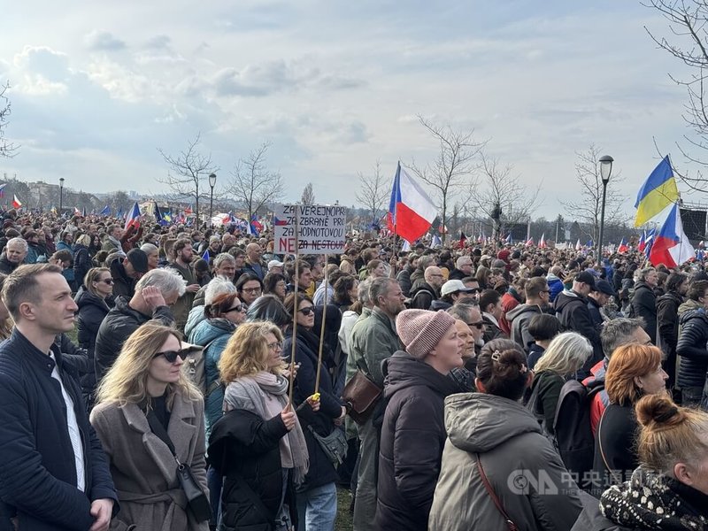逾20萬名捷克民眾21日下午聚集在布拉格萊特納公園示威，抗議捷克總理巴比斯（Andrej Babiš）領導的政府，計畫改革公共媒體資金來源、淡化俄羅斯威脅，以及削減國防預算。此為捷克自2019年以來規模最大的反政府活動。中央社記者劉郁葶布拉格攝 115年3月22日
