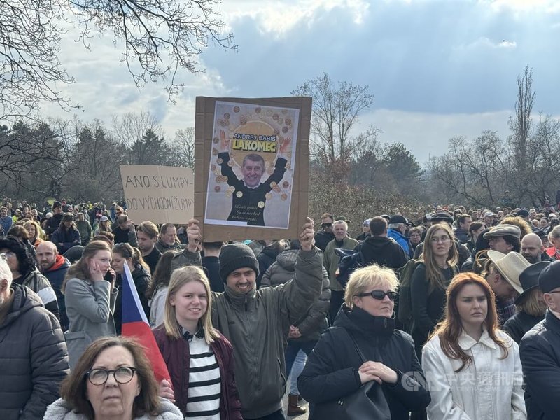 逾20萬名捷克民眾21日在布拉格參加反政府活動，抗議捷克總理巴比斯（Andrej Babiš）所領導的政府，計畫改革公共媒體資金來源、淡化俄羅斯威脅，以及削減國防預算。現場有捷克民眾高舉「巴比斯是個貪婪的人」的標語。中央社記者劉郁葶布拉格攝 115年3月22日