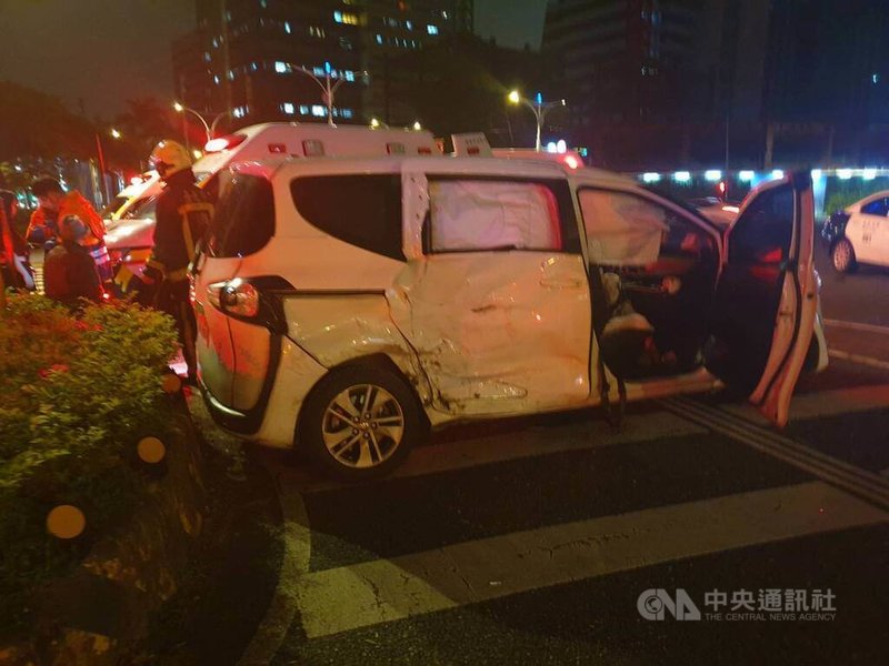 台北市中正區22日凌晨發生1起車禍，造成遭撞計程車上的5名乘客輕傷送醫，疑為陳男駕車闖紅燈釀禍，初步排除酒駕，詳細肇因仍待釐清。（翻攝照片）中央社記者黃麗芸傳真 115年3月22日