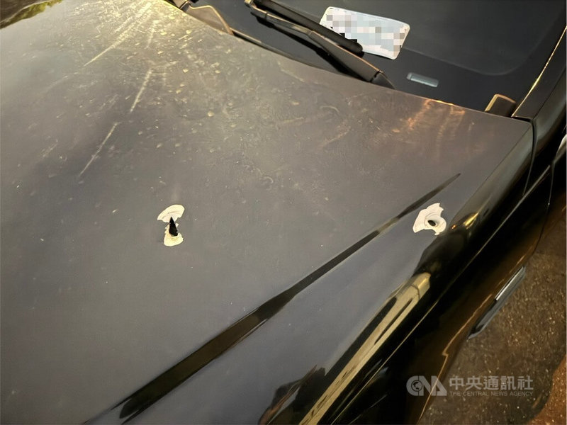 新北市三重警方21日發現一輛小客車違規跨越雙黃線，攔查時發現疑似喪屍煙彈，駕駛見狀踩油門加速脫逃，員警圍捕時朝引擎蓋射擊2槍，駕駛仍棄車逃逸，車上留下明顯彈痕。（翻攝照片）中央社記者王鴻國傳真　115年3月22日