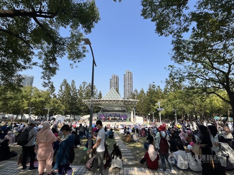 台北市觀傳局舉辦「2026 Eid al-Fitr in Taipei 同慶開齋 再聚台北」活動，22日在大安森林公園登場，適逢假日，面向活動演出的音樂台前草皮上坐滿穆斯林朋友。中央社記者楊淑閔攝　115年3月22日