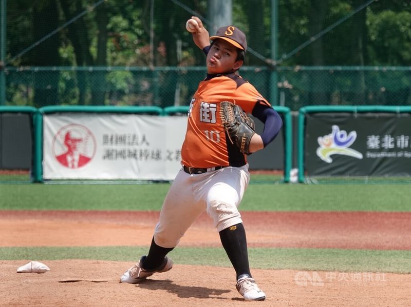 115年謝國城盃少棒賽南投新街國小22日首戰與新北興穀國小交手，南投新街5局領先差距被拉近，壓上田司恩後援登板穩守，以6比3搶下首勝。中央社記者謝靜雯攝 115年3月22日