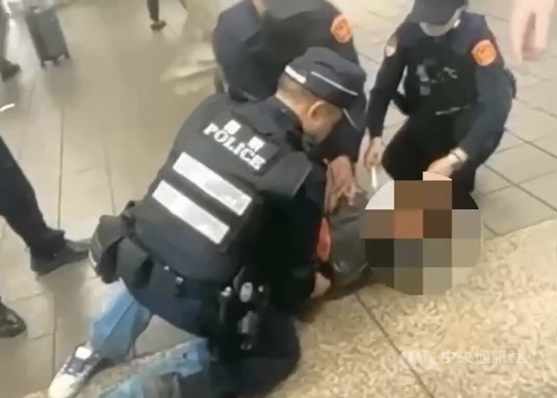 台北捷運台北車站22日一名林姓男子不明原因吼叫，站長多次勸阻未果，依捷運運送契約等規定拒絕載送，雙方發生爭執，捷警獲報將林男壓制送辦。（翻攝照片）中央社記者黃麗芸傳真　115年3月22日