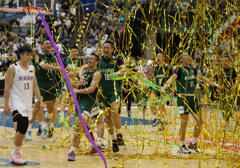 松山高中締造HBL2連霸，選手在落下的彩帶中開心慶祝。中央社記者張新偉攝　115年3月22日