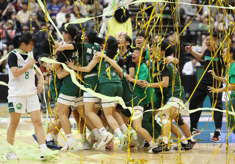 114學年度高中籃球甲級聯賽（HBL）22日下午在台北小巨蛋進行女子組冠軍戰，最後陽明高中以61比53擊敗北一女中，成功撒下冠軍彩帶，選手衝向場內慶祝。中央社記者張新偉攝　115年3月22日