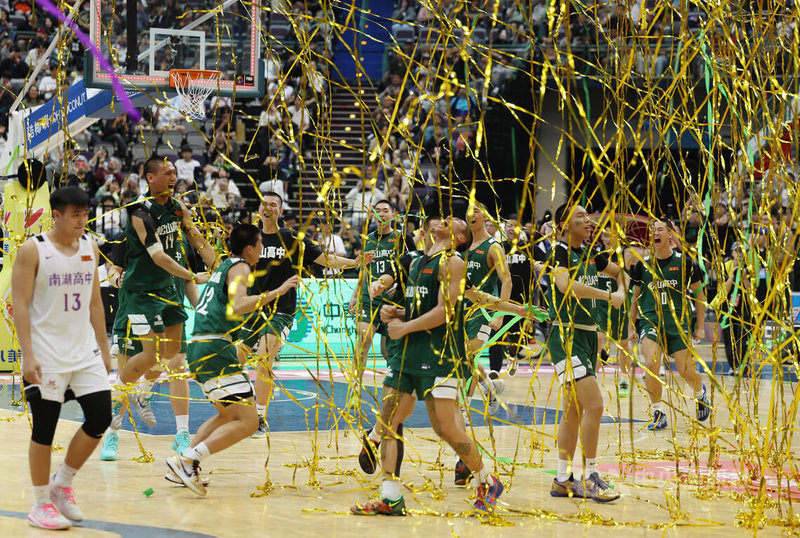 HBL男子組冠軍戰22日在台北小巨蛋進行，衛冕軍松山高中終場以87比71擊敗南湖高中，完成校史第3度2連霸，場中拋下封王彩帶。中央社記者張新偉攝　115年3月22日