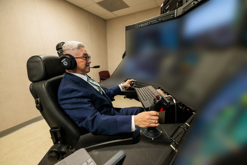 國防部副部長徐斯儉（圖）親自在MQ-9B的飛控座，見證已完整配裝偵蒐酬載在空無人機的強大偵蒐能力。（國防部提供）中央社記者游凱翔傳真 115年3月22日