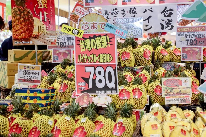 嘉義縣府22日發新聞稿指出，蜜甘味鳳梨是嘉義縣代表性外銷農產品，果肉細緻、甜度高，深受日本消費者喜愛，21日在山口縣舉辦記者會，透過實體銷售、推廣與媒體曝光，讓更多日本朋友認識嘉義鳳梨。  （嘉義縣府提供）　中央社記者姜宜菁傳真　115年3月22日