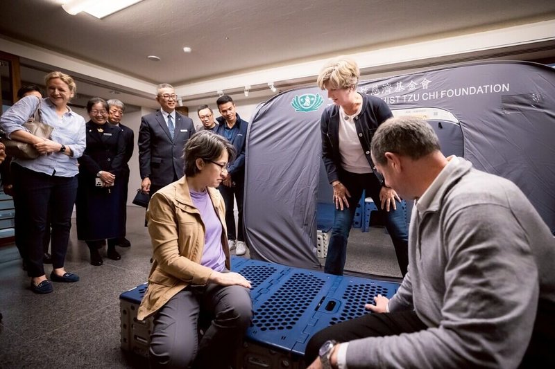 副總統蕭美琴21日邀請歐洲經貿辦事處、德國在台協會、芬蘭商務辦事處、瑞典貿易暨投資委員會台北辦事處等人至慈濟花蓮靜思堂參訪,慈濟展示安置災民的用品,蕭副總統(前左1)與歐洲代表體驗收納與展開方式。(總統府提供)中央社記者李先鳳傳真 115年3月22日