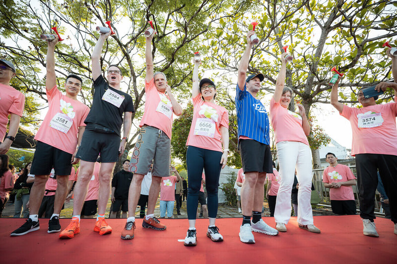 副總統蕭美琴（中）22日邀請多位歐洲駐台代表前往花蓮，出席「2026柚花追香路跑－瑞穗場」。（總統府提供）中央社記者葉素萍傳真　115年3月22日