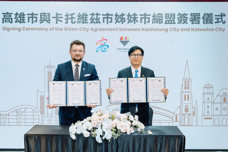 高雄市長陳其邁（右）21日與波蘭卡多維斯市長克魯巴（Marcin Krupa）（左）共同簽署姊妹市協定。（高雄市行國處提供）中央社記者林巧璉傳真 115年3月22日