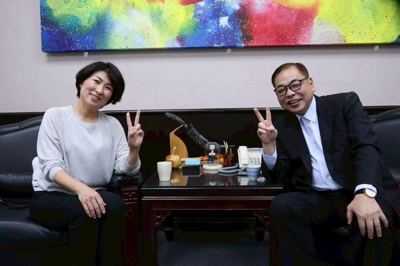 國民黨新竹縣長初選即將登場，登記參選的新竹縣副縣長陳見賢（右）日前與台東縣長饒慶鈴（左）交流，拋雙城合作。（陳見賢競選團隊提供）中央社記者魯鋼駿傳真　115年3月22日