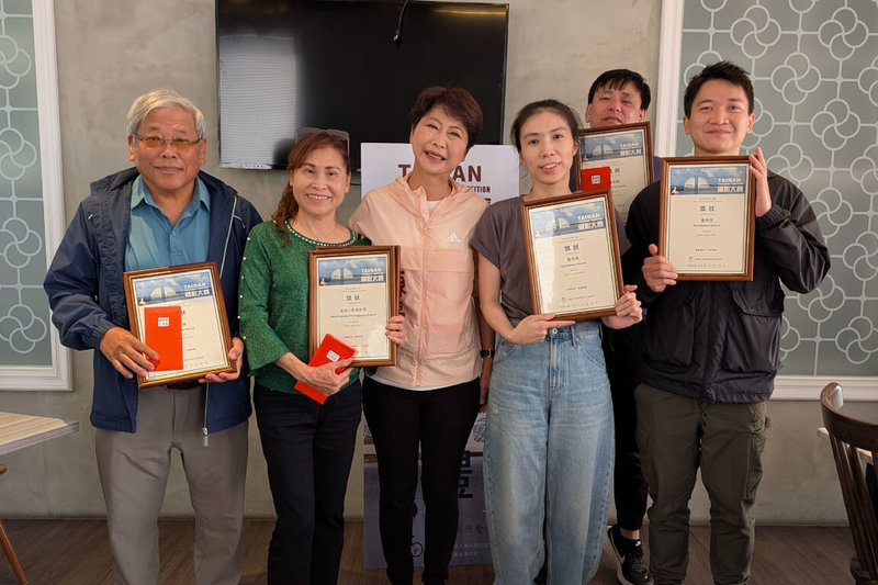 財團法人陳佳照紀念文化基金會22日舉辦「台南市民攝影比賽」頒獎典禮，協辦活動的民進黨立委陳亭妃（左3）到場向獲獎者致意。（陳亭妃服務處提供）中央社記者楊思瑞台南傳真　115年3月22日