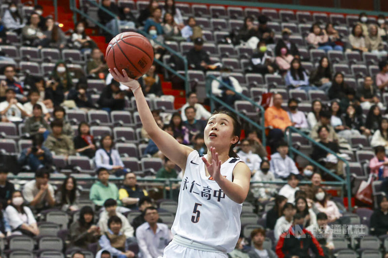 114學年度高中籃球聯賽(HBL)女子甲級季軍戰22日上午在台北小巨蛋開打,永仁高中吳沛萱(圖)繳出21分5籃板的佳績,幫助球隊贏得勝利。中央社記者鄭清元攝 115年3月22日