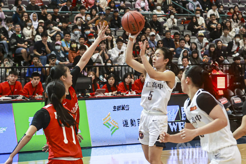 114學年度高中籃球聯賽（HBL）女子甲級季軍戰22日上午在台北小巨蛋開打，永仁高中吳沛萱（白衣5號）在第4節比賽投進關鍵2分球幫助球隊領先。中央社記者鄭清元攝　115年3月22日