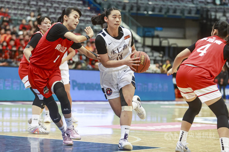 114學年度高中籃球聯賽(HBL)女子甲級季軍戰22日上午在台北小巨蛋開打,永仁高中最終以83比82戰勝對手南山高中,永仁高中黃翊蓁(白衣13號)獲頒該場MVP。中央社記者鄭清元攝 115年3月22日