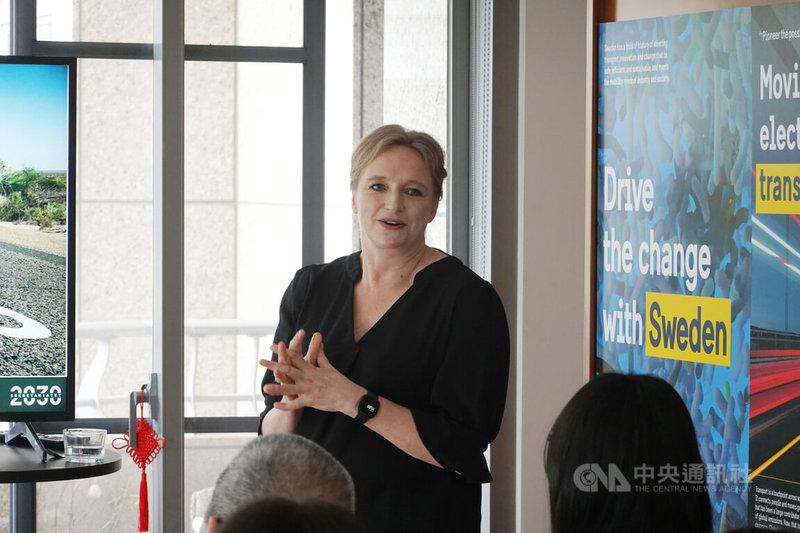 瑞典「2030永續運輸協會」執行長高德曼（Mattias Goldmann）20日在瑞典駐台代表任荷雅（Helena Reitberger，圖）進行簡報，由任荷雅引言介紹。中央社記者楊堯茹攝 115年3月22日