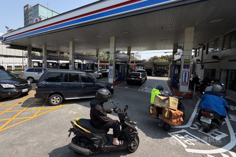 中東戰事導致國際油價上漲,政府持續穩定油價並擴大專案平穩吸收比率至75%。中油宣布,下週一(23日)凌晨零時起,汽、柴油價格各調漲新台幣1.8元及1.4元。民眾22日趁漲價前,在台北市北投區加油站排隊加油。中央社記者徐肇昌攝 115年3月22日