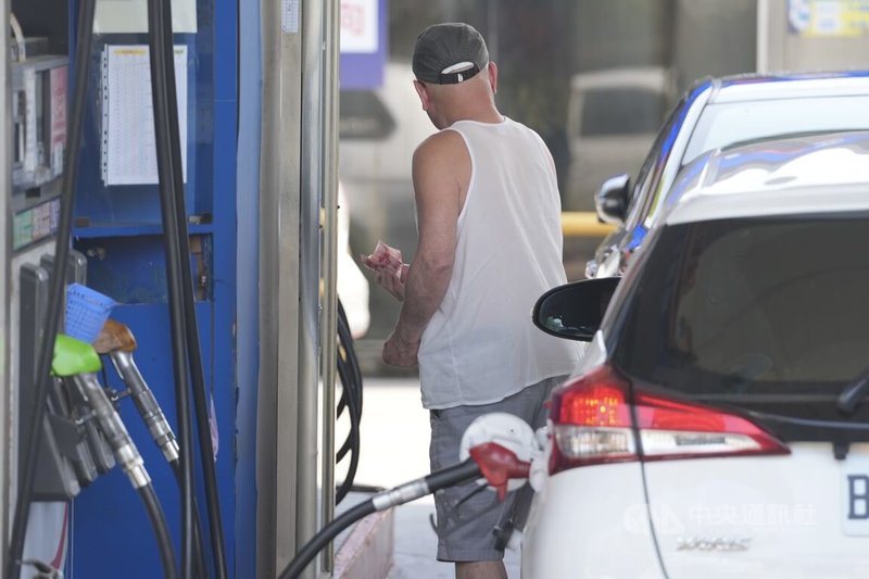 中東戰事導致國際油價上漲，政府持續穩定油價並擴大專案平穩吸收比率至75%。中油宣布，下週一（23日）凌晨零時起，汽、柴油價格各調漲新台幣1.8元及1.4元。民眾22日趁漲價前，在台北市北投區加油站加油時掏錢結帳。中央社記者徐肇昌攝 115年3月22日