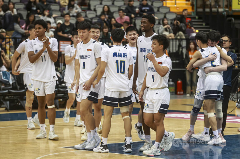 114學年度高中籃球聯賽(HBL)男子甲級季軍戰22日在台北小巨蛋開打,東泰高中(白衣)最終以68比63戰勝對手能仁家商,東泰高中選手興奮地在場中擁抱慶祝。中央社記者鄭清元攝 115年3月22日