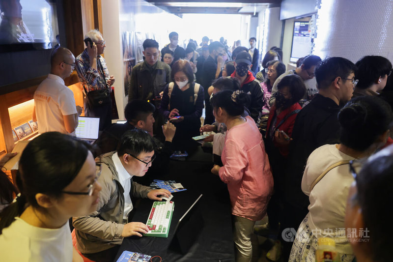 電影「超限戰」改編真實事件,揭密跨境鎮壓與無聲戰爭。22日在台北真善美劇院舉行台北首場試映會,近200人到場觀影。中央社記者裴禛攝 115年3月22日