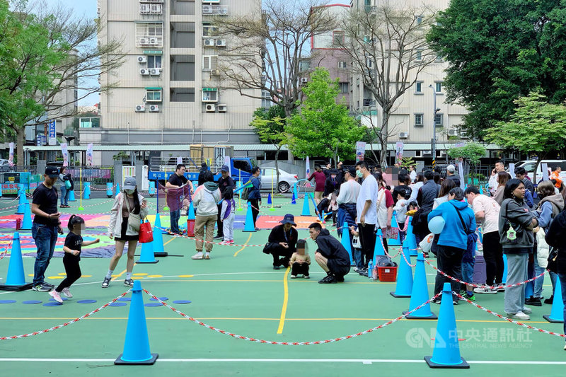 桃園市政府22日舉行幼兒園STEAM教育嘉年華，整合科學、技術、工程、藝術及數學，寓教於樂讓孩子及早接觸科學與數理概念，將抽象知識轉化為具體操作，為未來學習奠定基礎。中央社記者吳睿騏桃園攝　115年3月22日